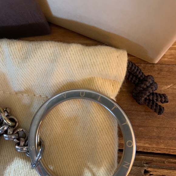 Louis Vuitton key chain - Picture 2 of 4